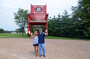 Bus tour Route 66 America - lrgest rocking chair in Cuba MO